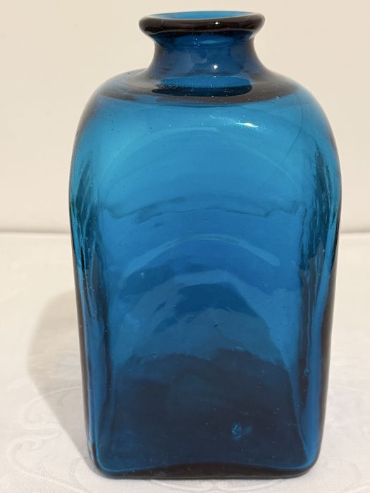 Szklany niebieski wazon