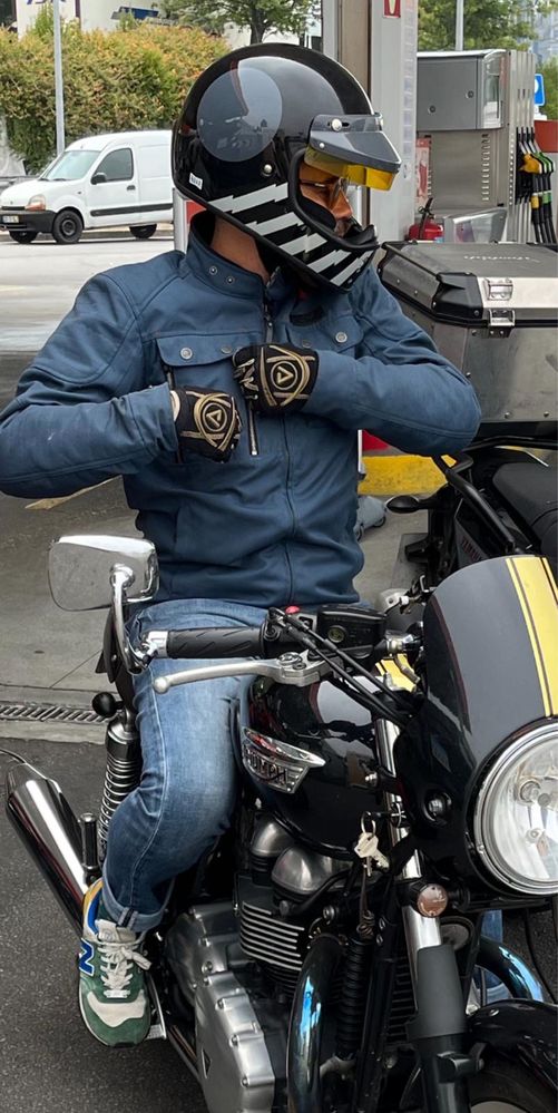 Triumph Thruxton 900