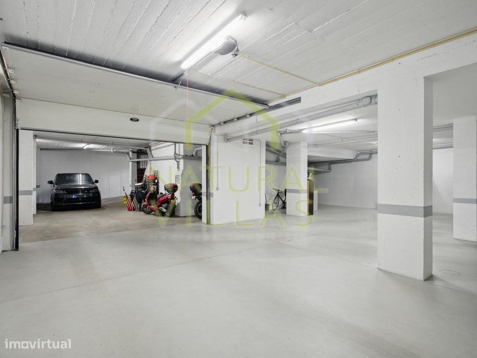 3 Lugares de estacionamento cobertos em BOX, Faro