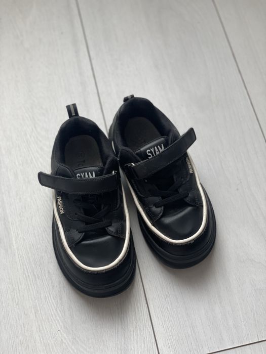 Чорні кросівки 30 розміру