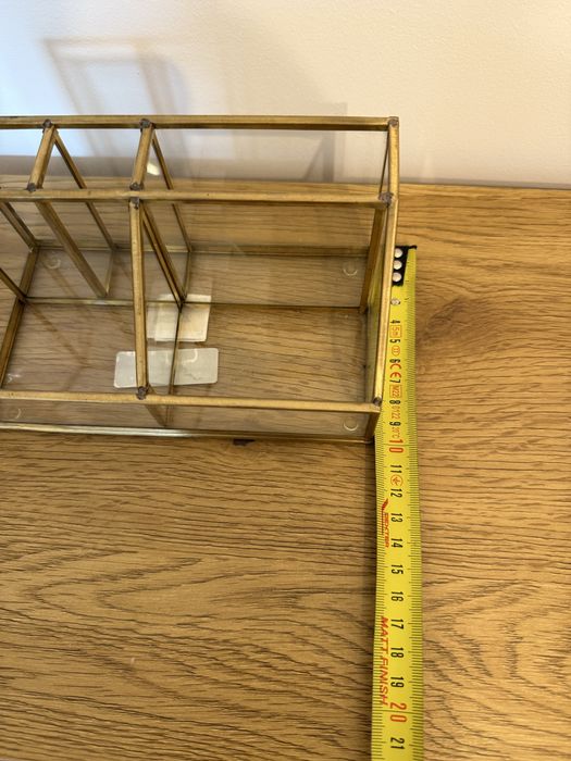 Złoty stojak na kosmetyki lub biżuterię