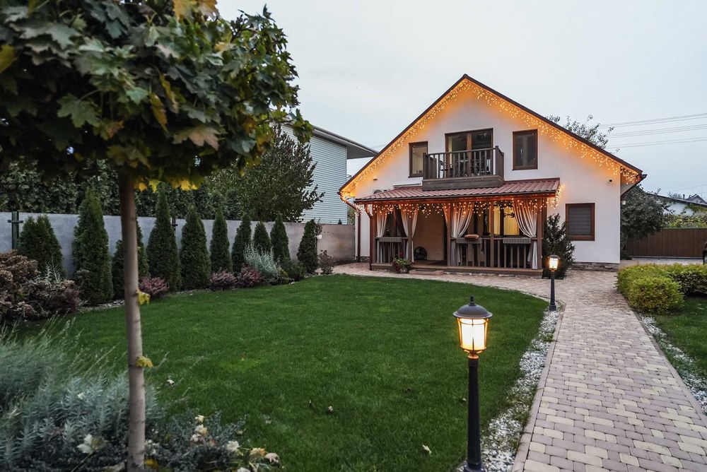 Оренда будинку біля лісу з ванною у спальні, каміном і мангалом.