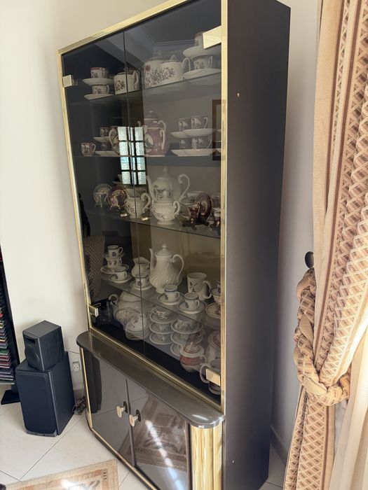 Mesa e vitrines lacados