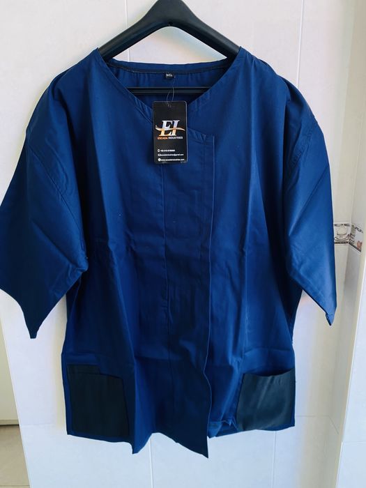Médico masculino usa roupas