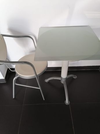 Conjunto de mesas e cadeiras para café