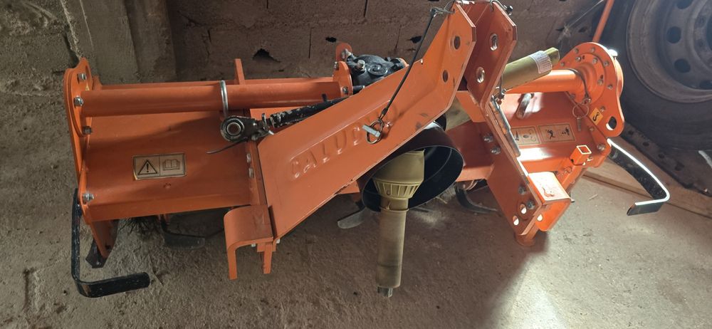Trator solis 26CV com reboque de 2000kg Frese Capinadeira