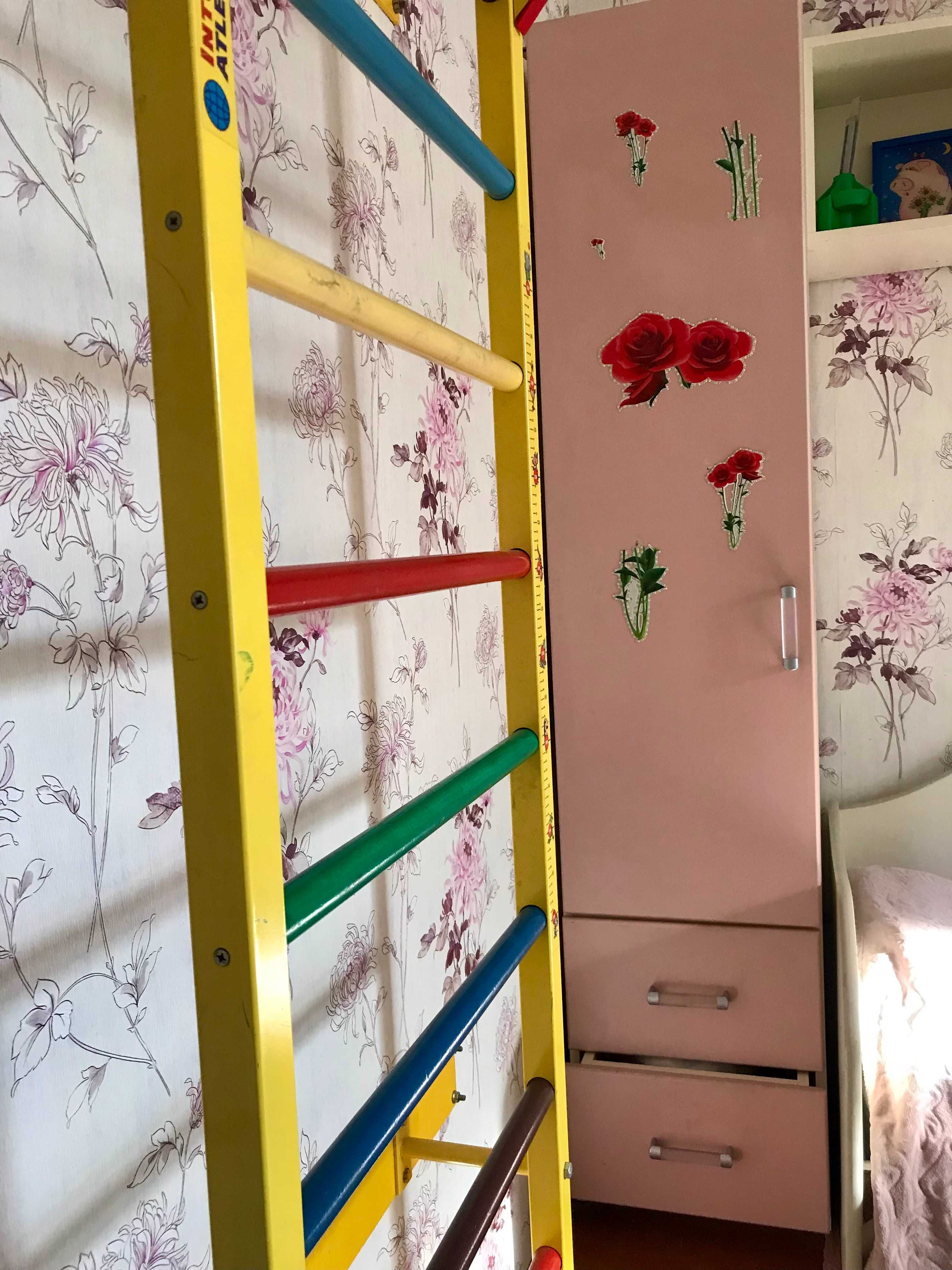 Мебель в детскую комнату для двоих детей с двумя кроватями
