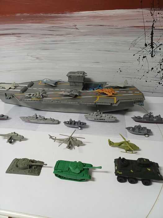 Porta-aviões, navios, aviões, helicópteros e tanques 25 unidades
