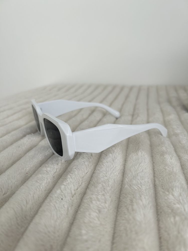 Białe okulary przeciwsłoneczne
