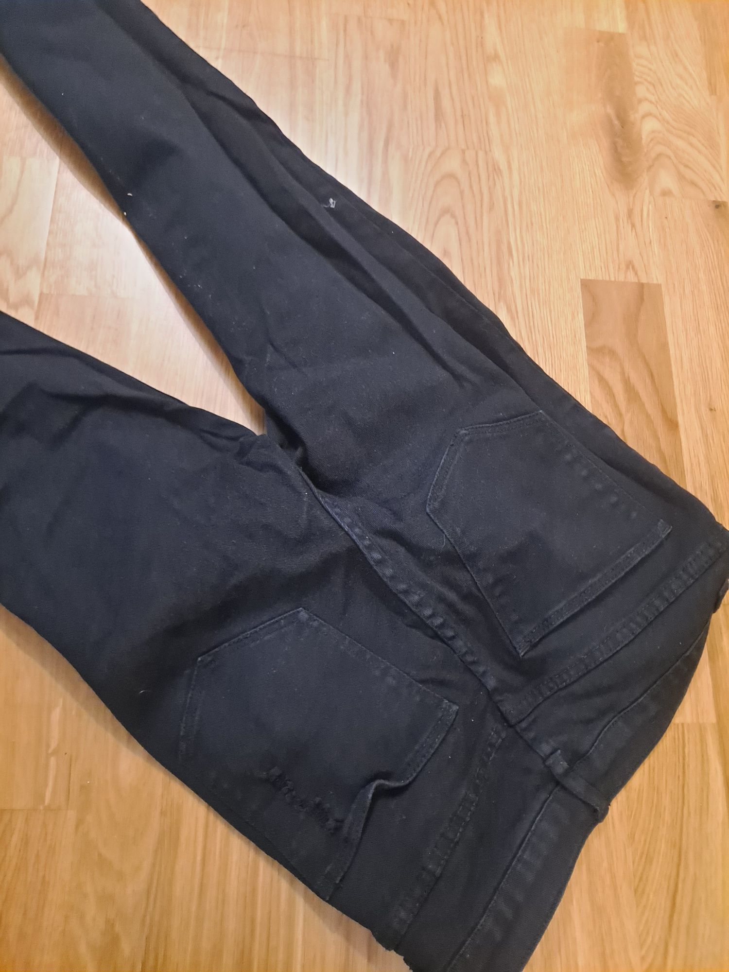 Spodnie czarne z dziurami marki H&M