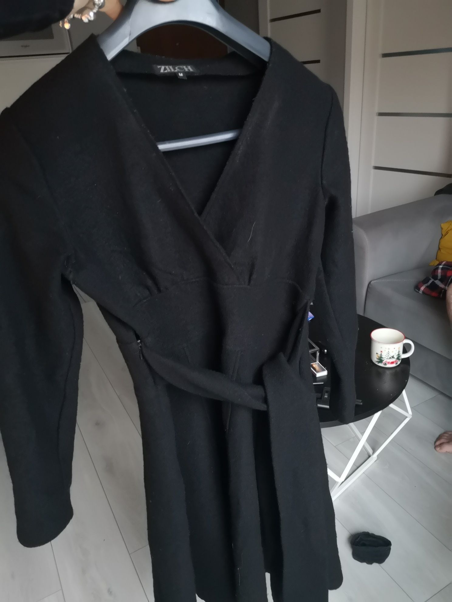 Piękna 100% wełniana sukienka midi czarna