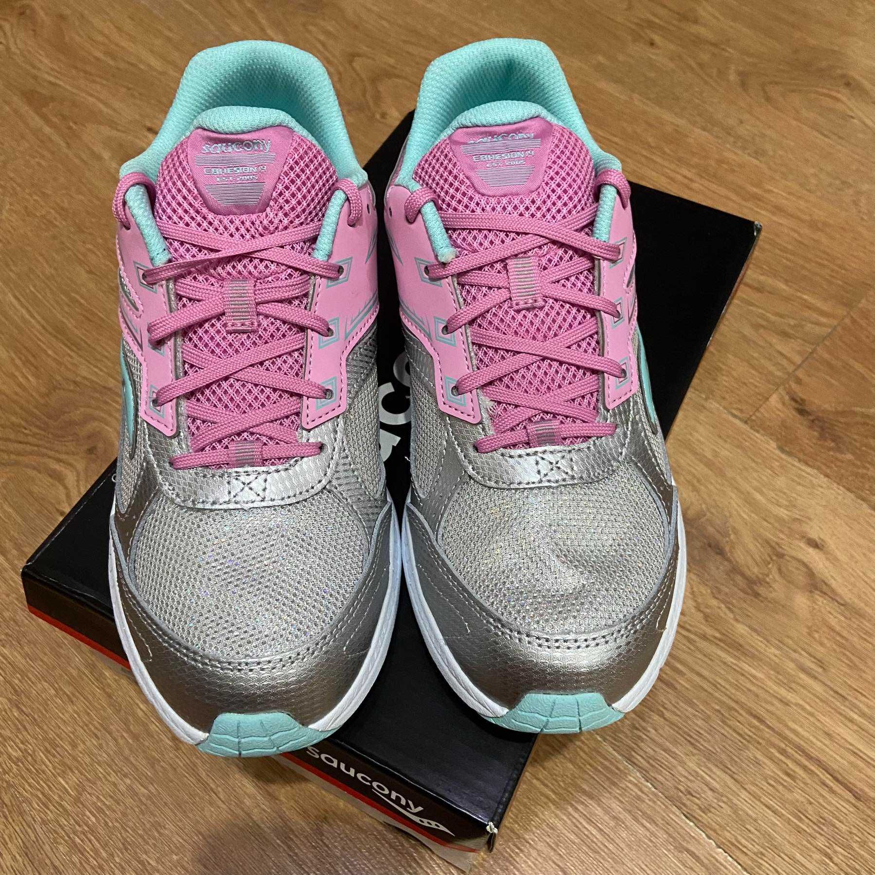 Новые кожаные кроссовки для бега Saucony для девочки 38 р