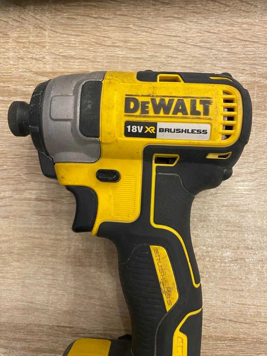 Zakrętarka udarowa DEWALT DCF787