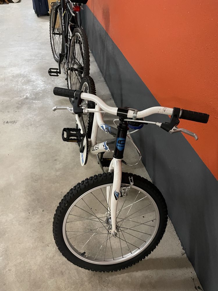 bicicleta incompleta e a precisar de arranjo