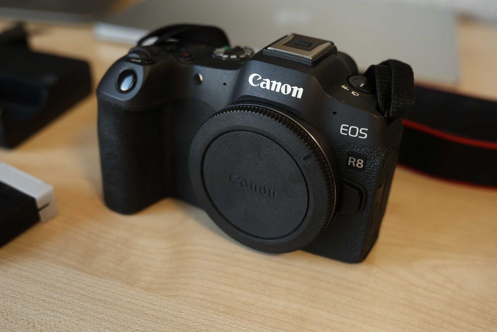Продам свою камеру Canon r8 (на гарантії) + 3 оригінальні акумулятори