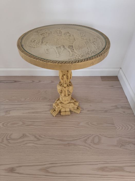 Stolik w stylu orientalnym alabaster