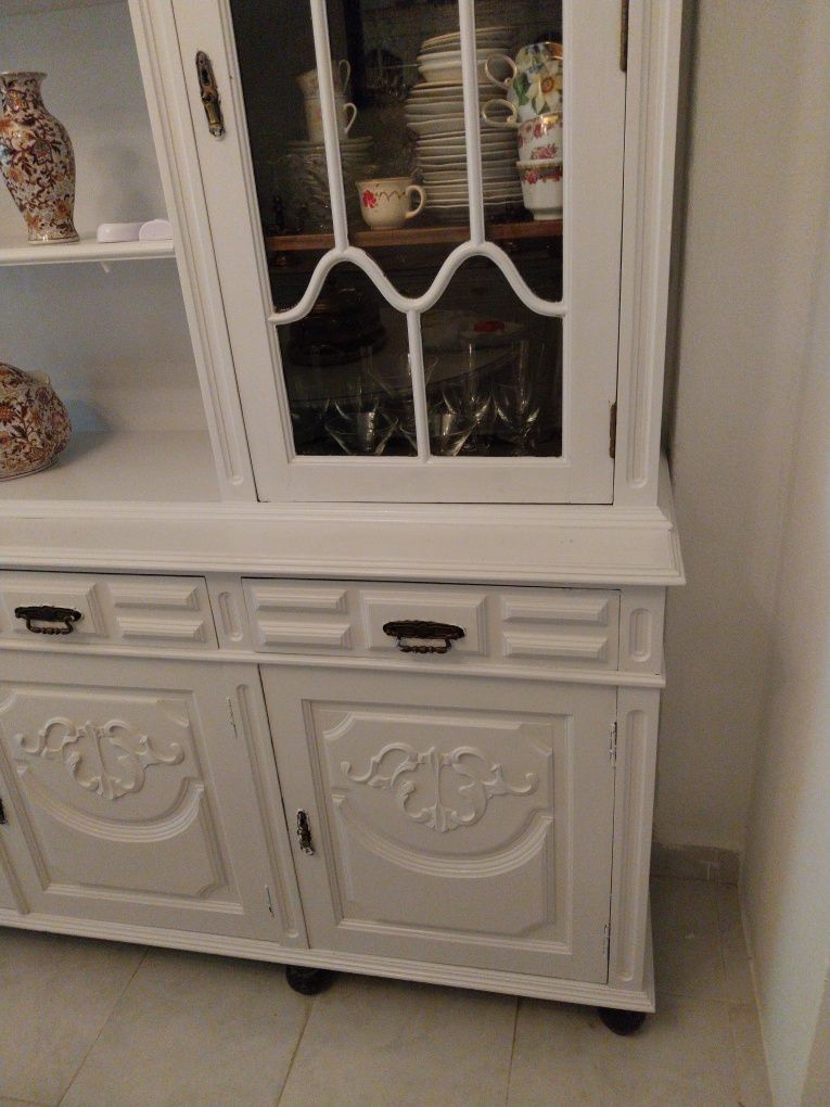 Móvel com cristaleira vintage em branco