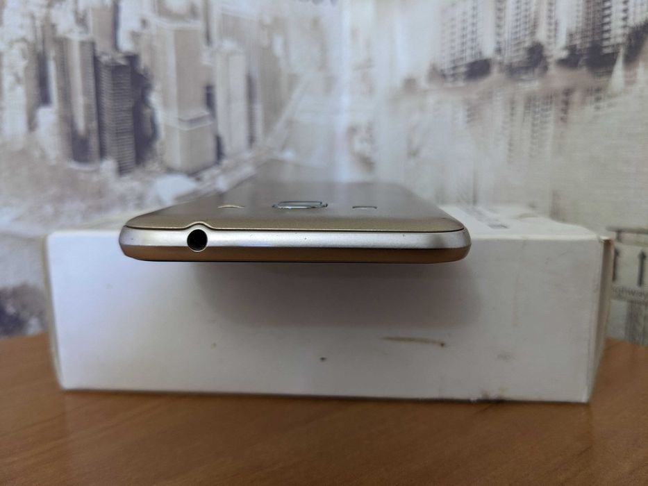 Смартфон Samsung Galaxy J3 2016 J320H 2чехла,коробка,инстр.,гар. талон