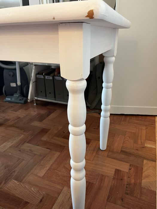 Mesa de pinho maciço pintada