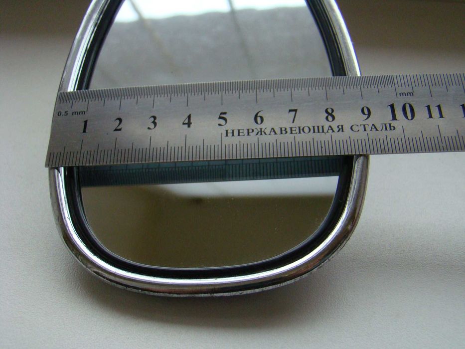 Зеркало заднего вида мотоцикла.