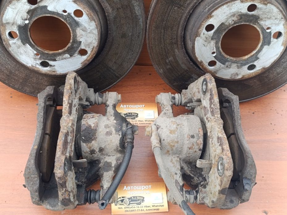 Суппорт Toyota Avensis T27 2009-18 передний левый правый , диски