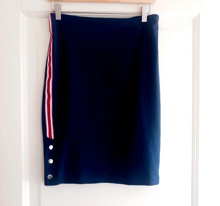 Granatowa ołówkowa spódnica z lampasami