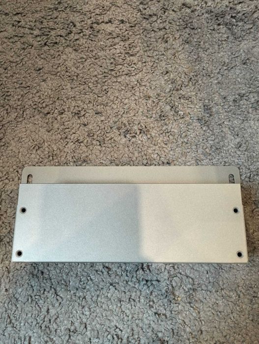 Blacha montażowa z pojemnikiem