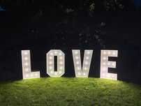 Napis LOVE na wesele