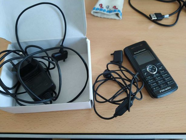 Telefone Sony Ericsson com carregador e fones originais