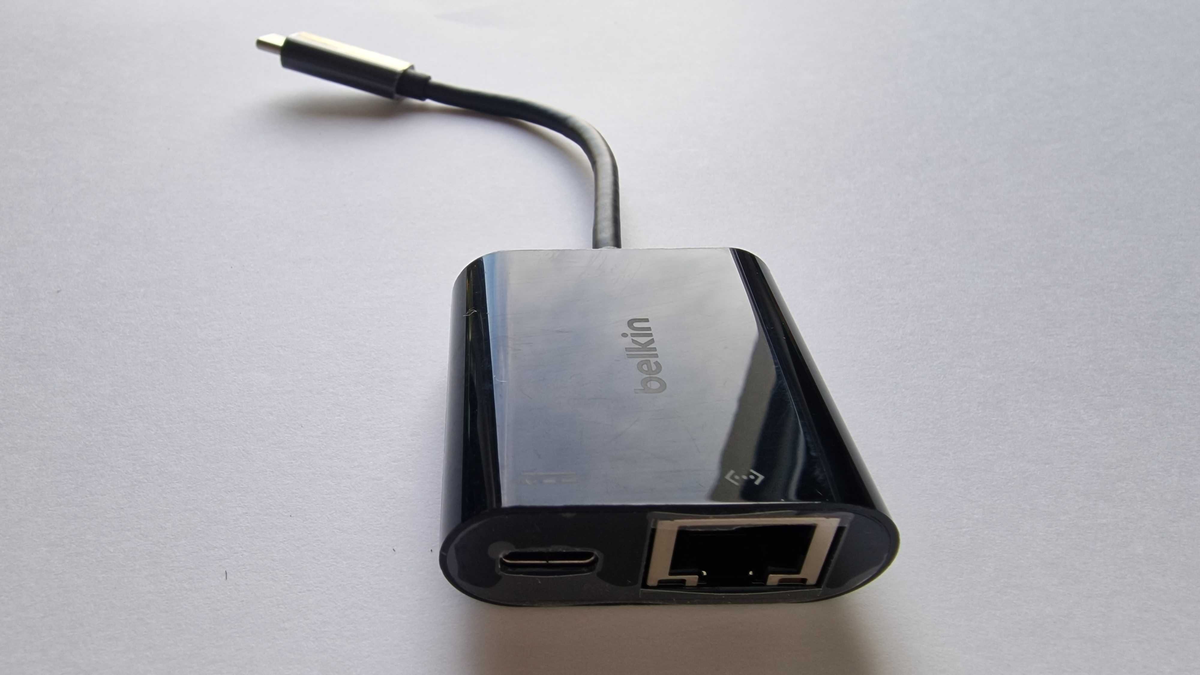 Adapter USB-C do Ethernet z portem ładowania marki Belkin