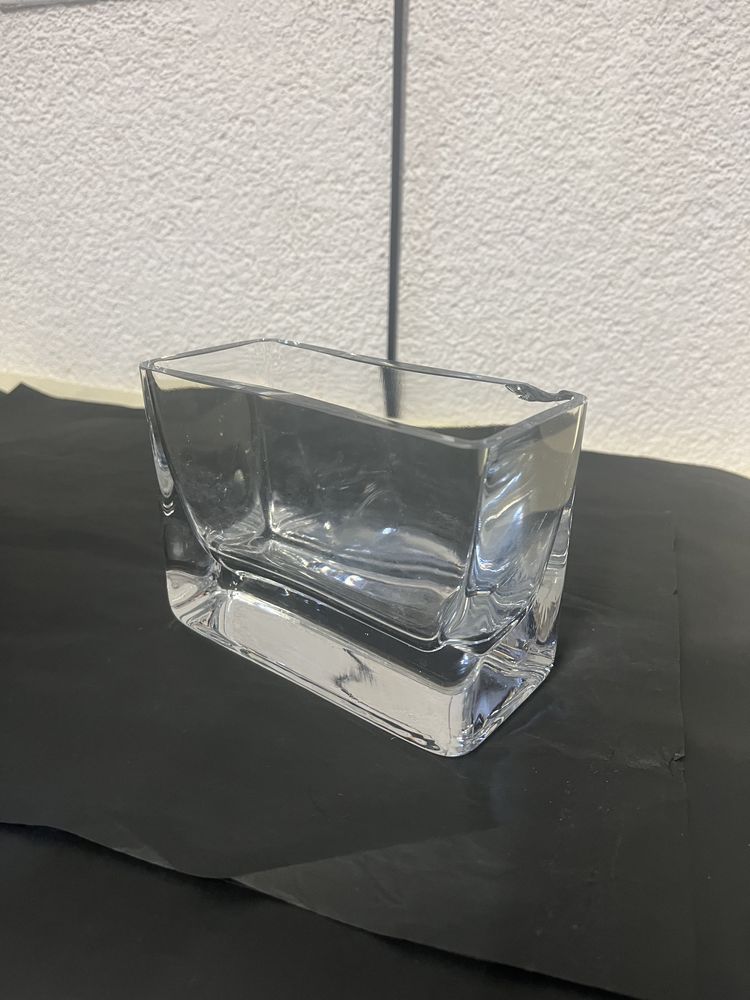 Szklany prostokątny wazonik