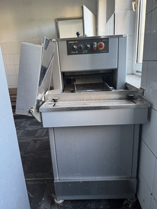 Krajalnica do pieczywa AKRA – Jeremy – sprawna, solidna, przemysłowa