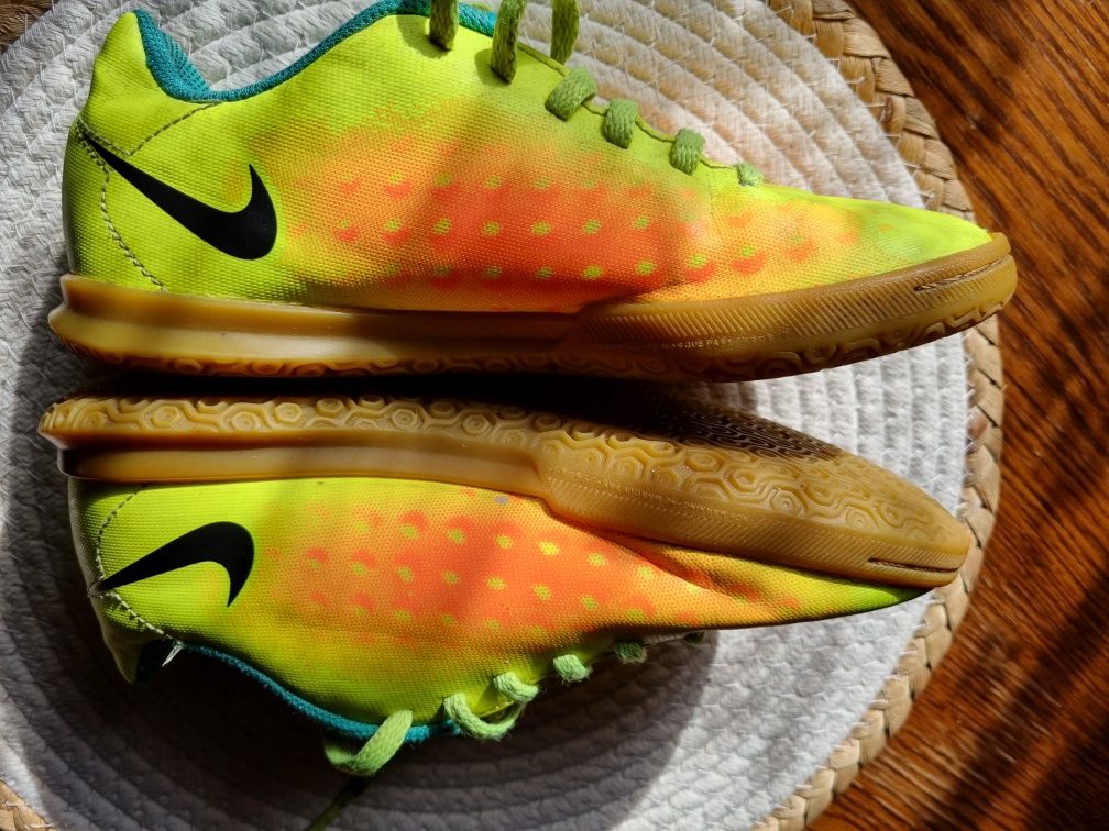Buty do piłki nożnej, halówki. Nike r. 35
