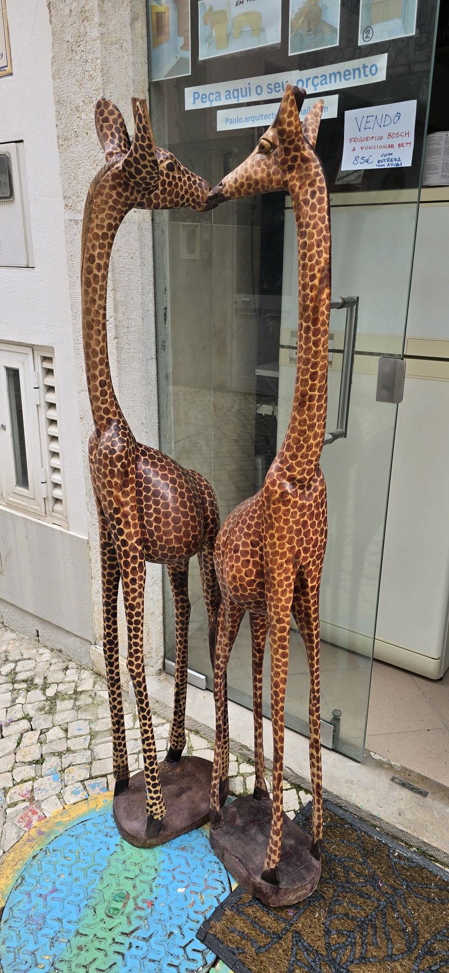 Casal de girafas em madeira esculpida