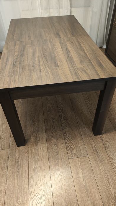 Drewniany stół do salonu jadalni