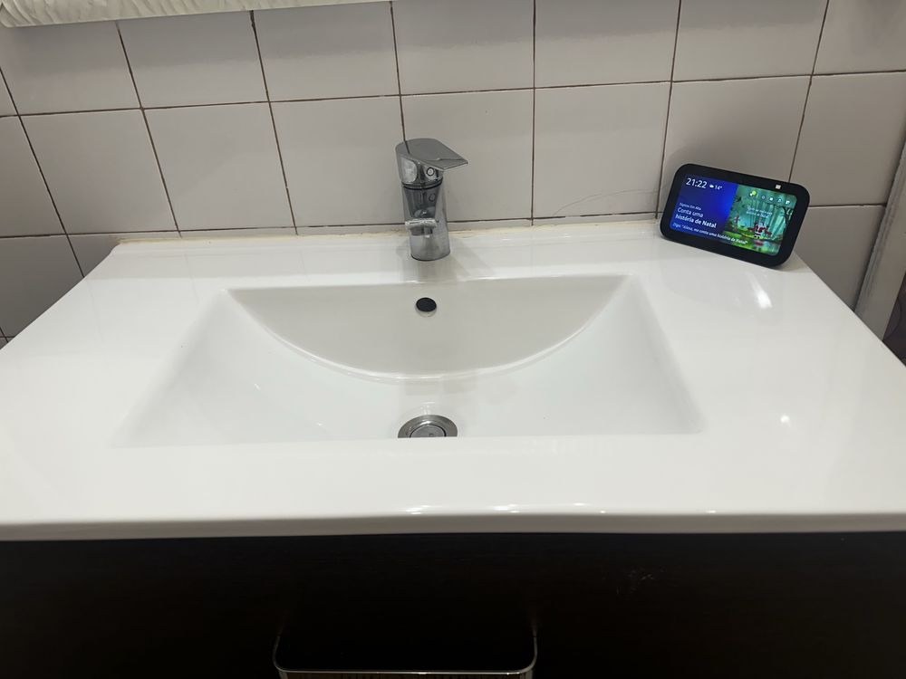 Movel de WC com tampo de ceramica e torneira