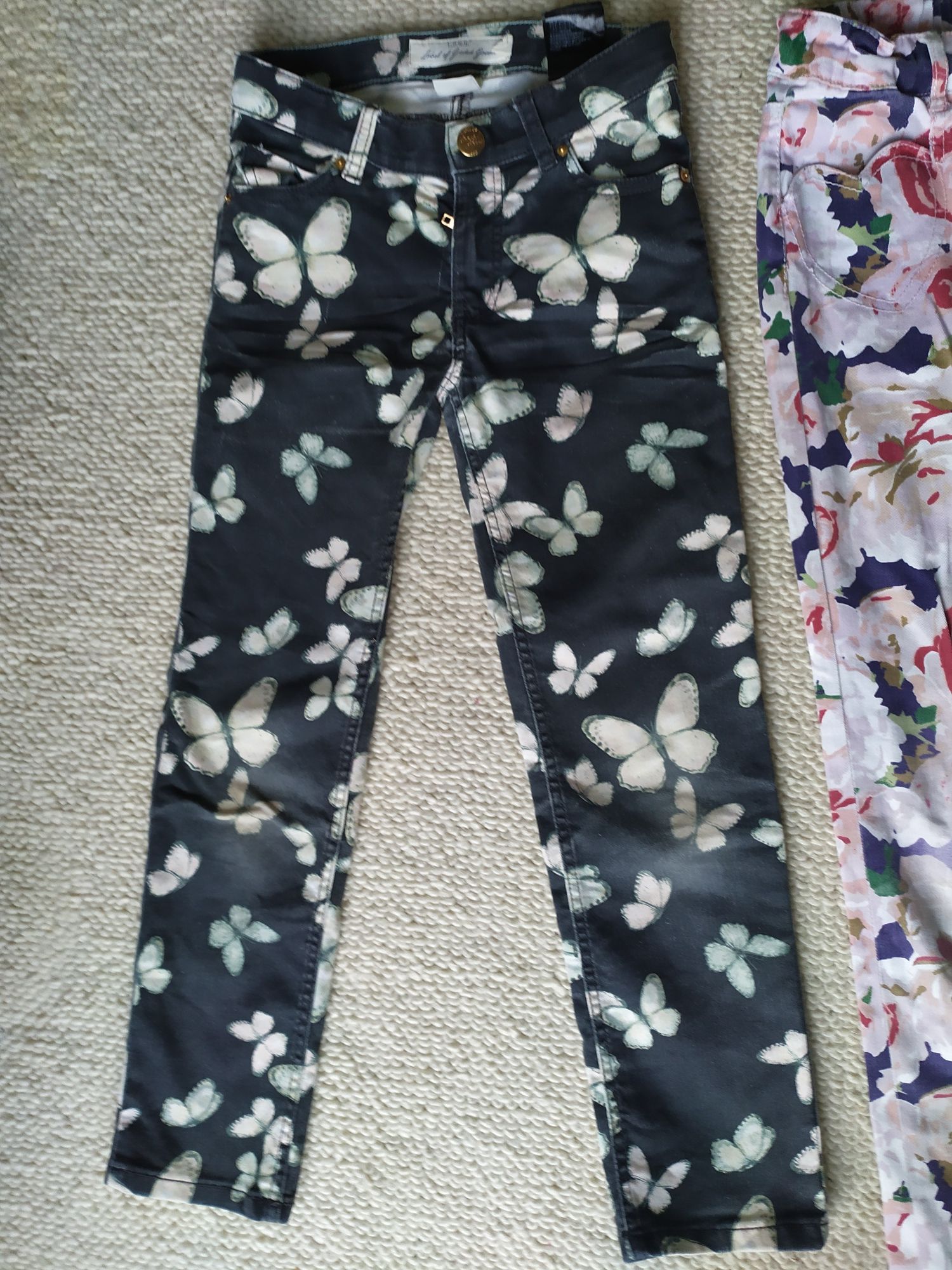 2 pary spodni 122 H&M jeansy kolorowe motyle kwiaty