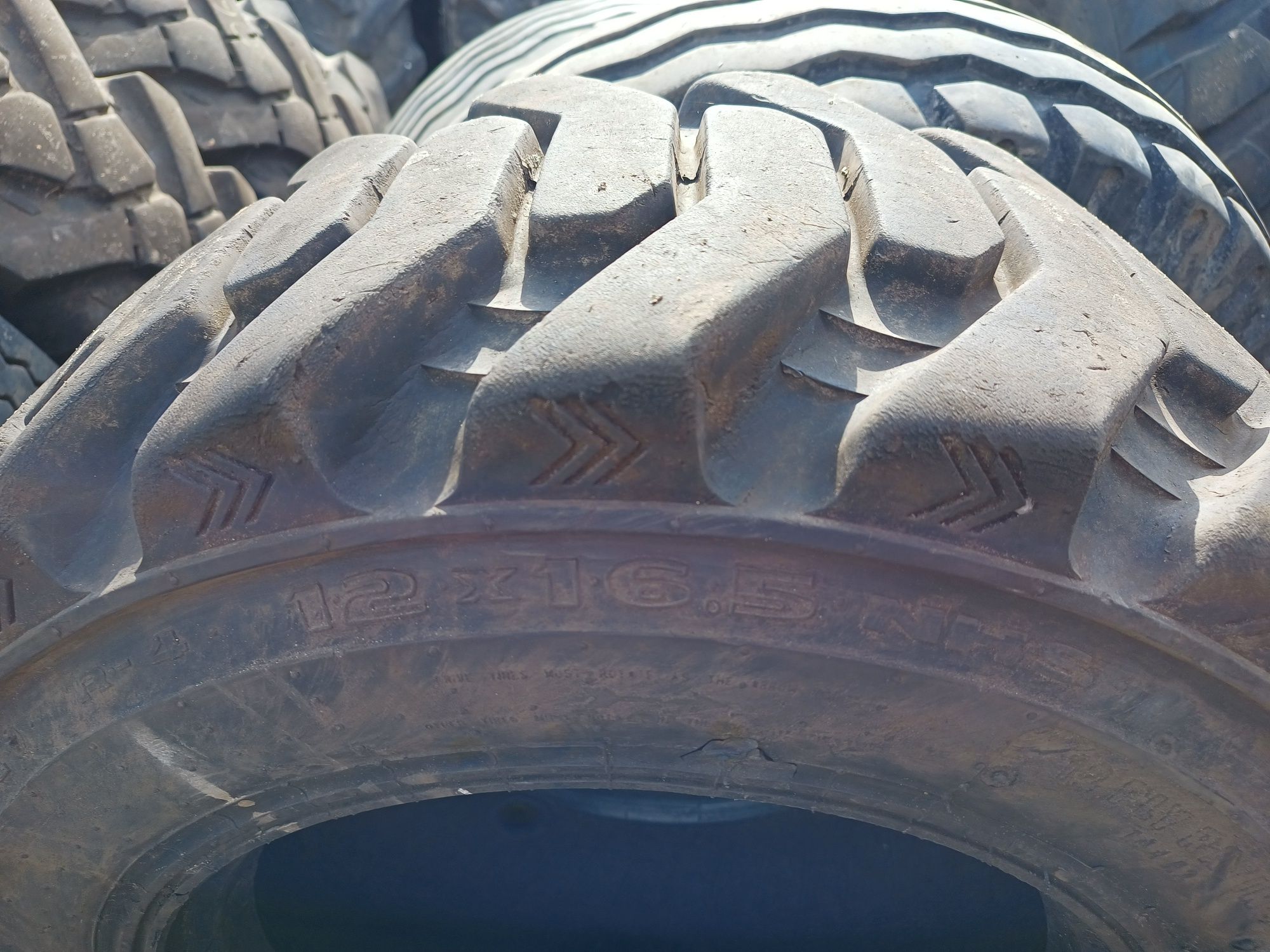 Opona 12-16.5 galaxy bobcat ładowarka Jcb case gehl mustang