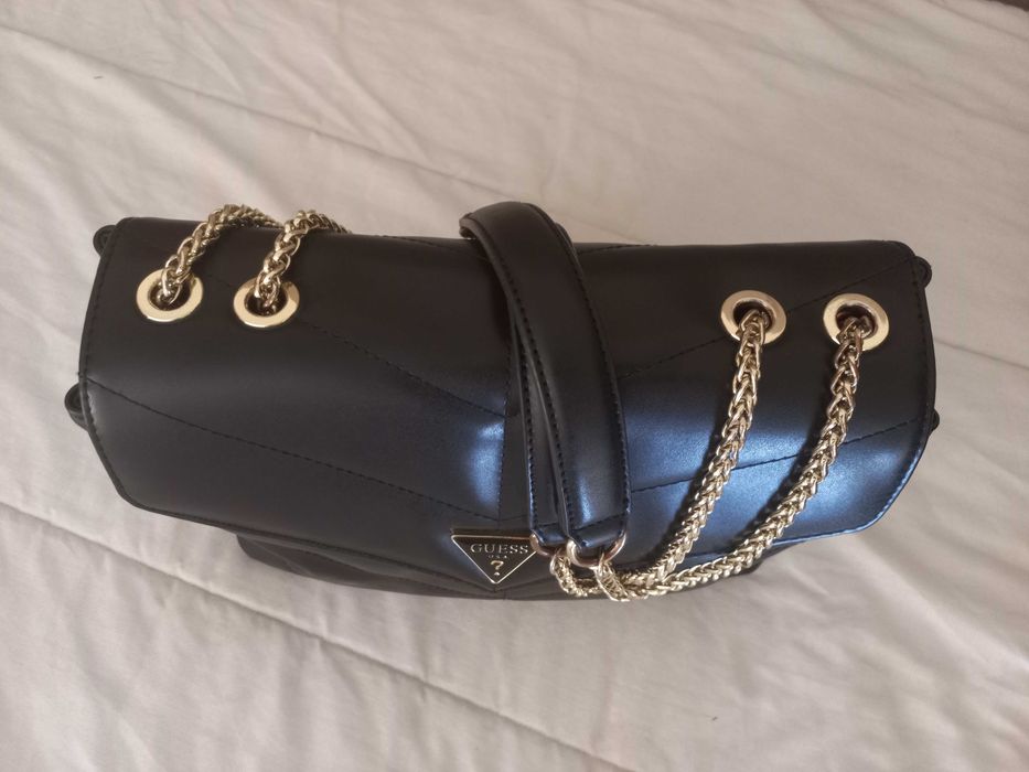 Mala Guess preta almofadada