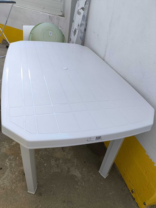 Mesa de jardim branca