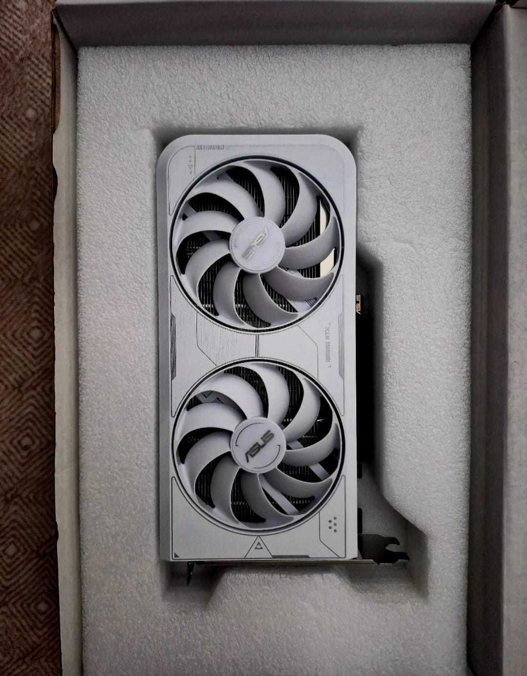 ASUS Dual GeForce RTX 3060 Ti White OC Edition com 8GB de GDDR6X