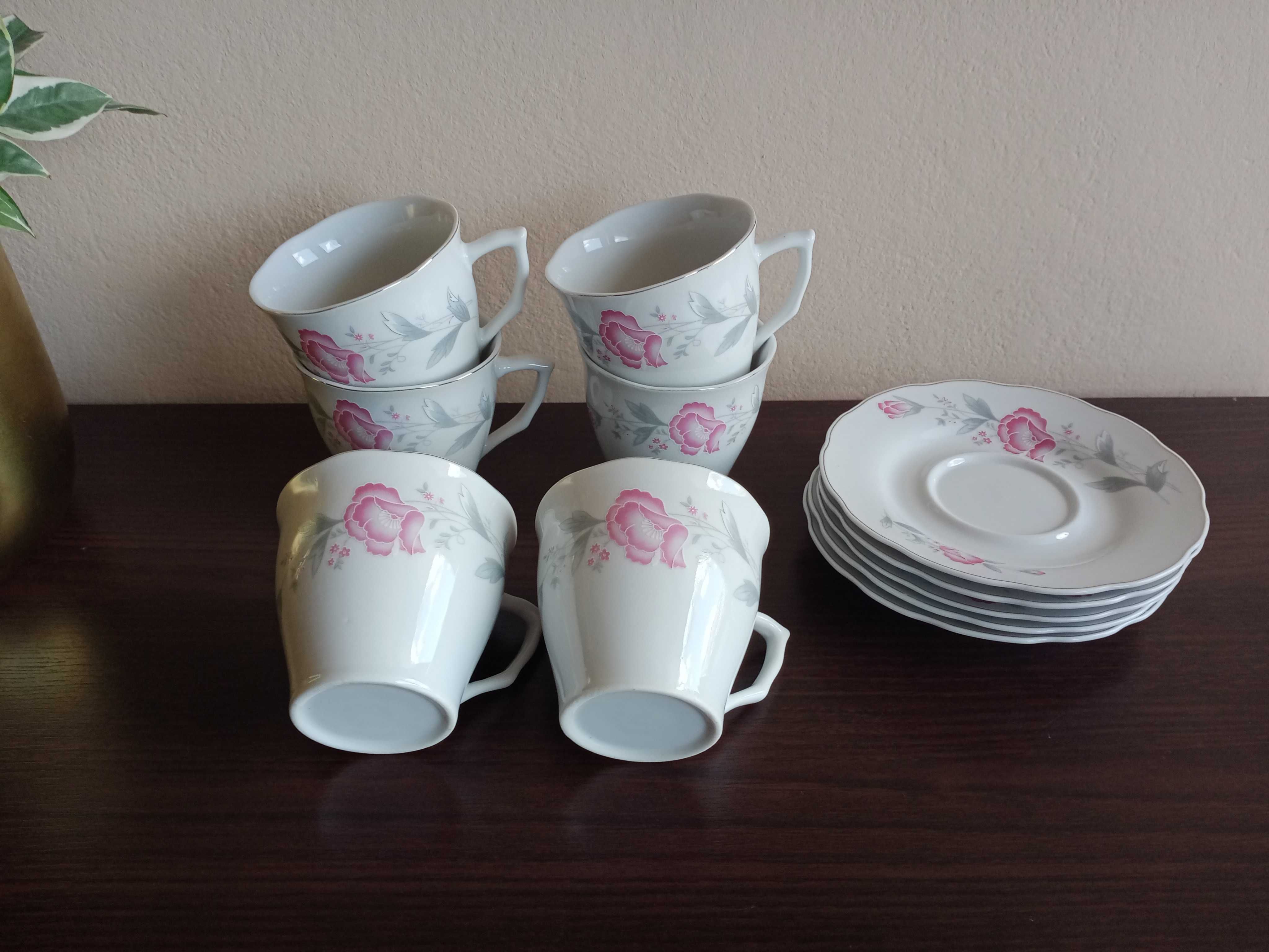 Zestaw porcelanowych filiżanek z talerzykami