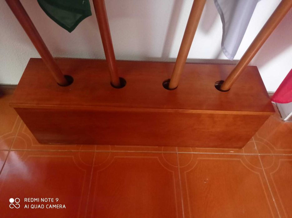 Suporte para 4 bandeiras em madeira mogno