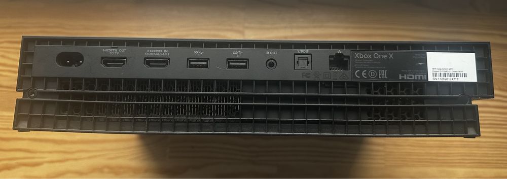 Konsola XBOX ONE X 1TB + 2 pady stan ideał