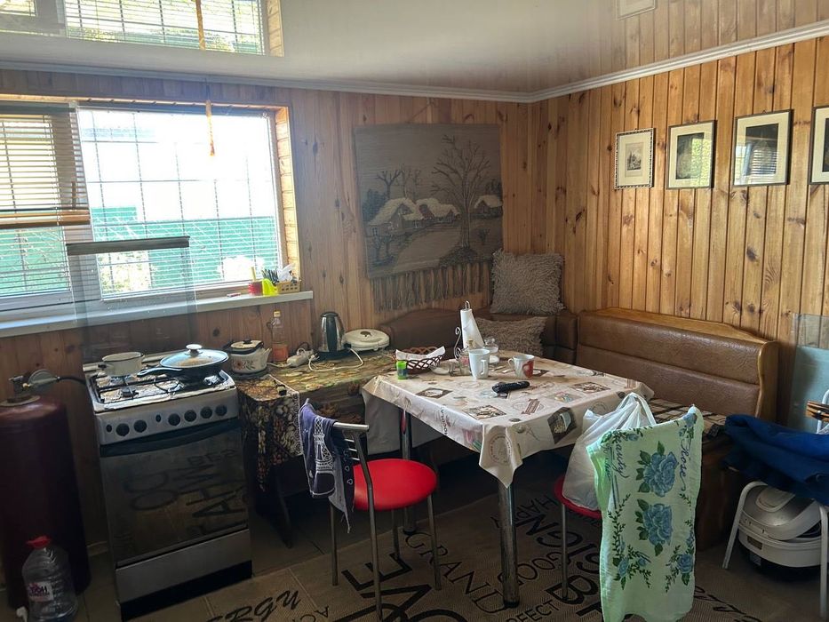 Сучасний гарний садовий будинок біля озера YV