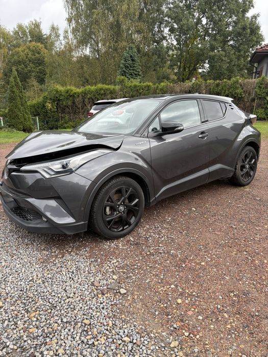 REZERWACJAToyota CHR 1.8 hybryda skóra kamera Naglosnienie JBL 75000km
