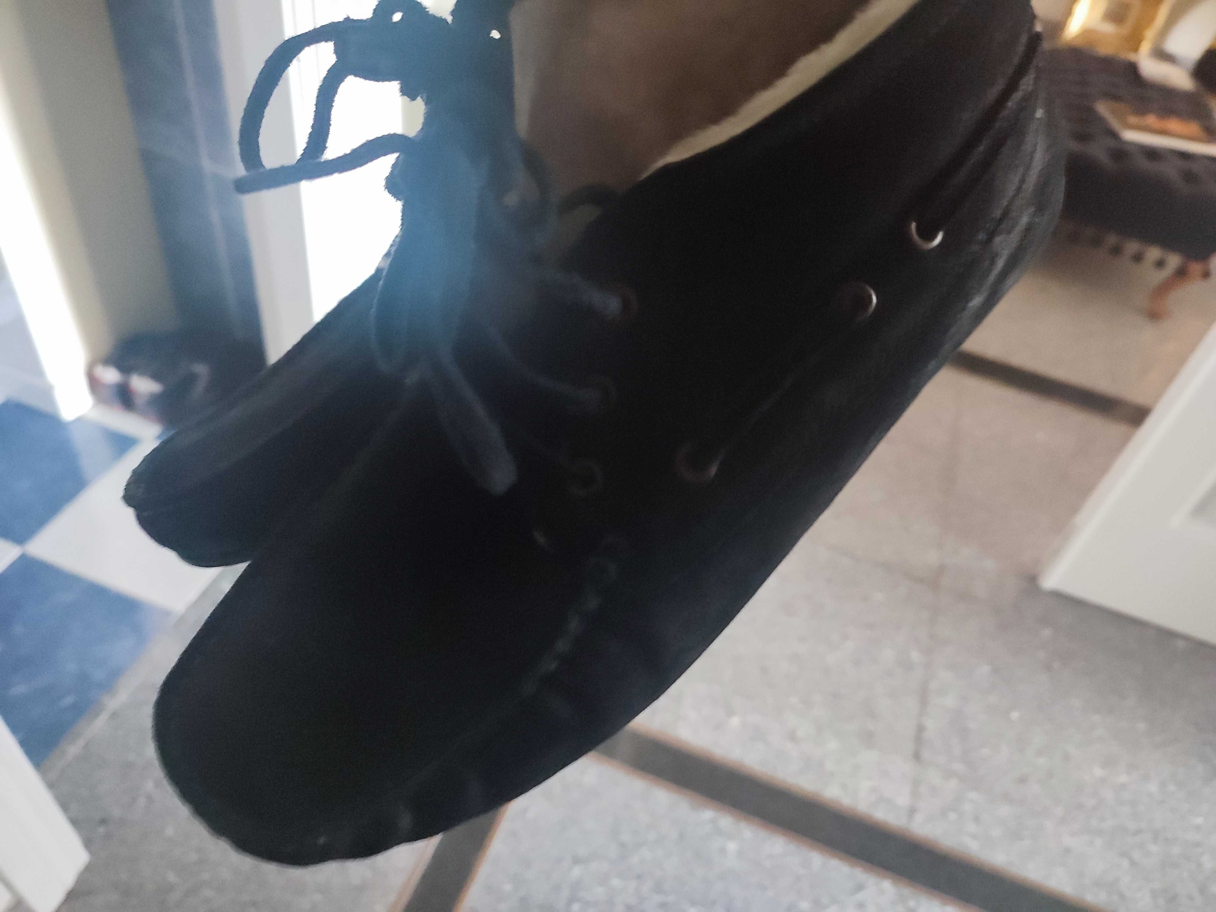 Sapatos camurça bebe e debruado castanho