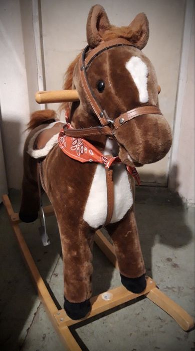 Кінь-гойдалка для дітей