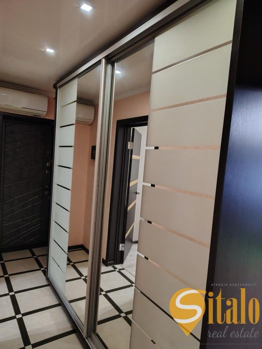 Продам двокімнатну з ремонтом та меблями, космос (020)