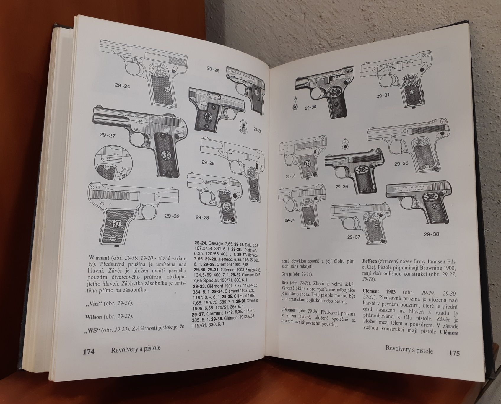 Книга-каталог Револьверы и пистолеты на чешском языке